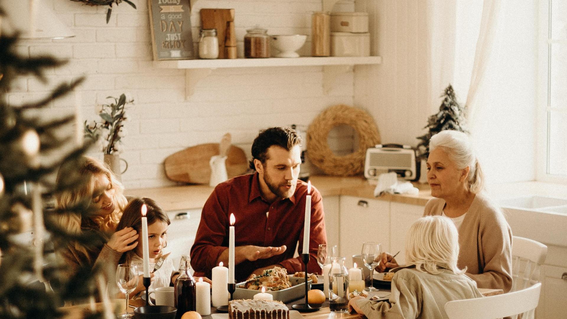 Familie an Weihnachtstafel