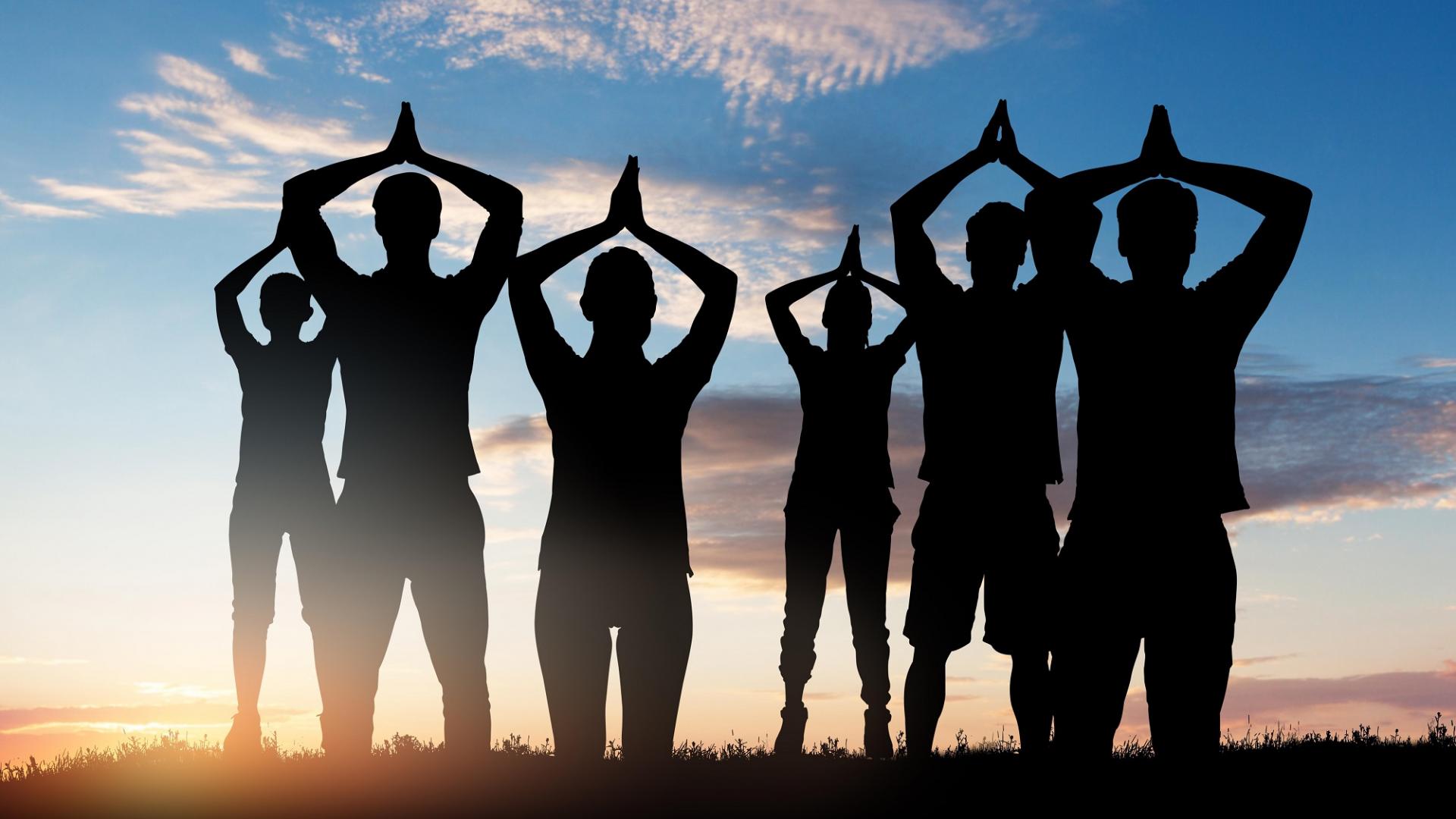 Sillhouette von Menschen die Yoga machen