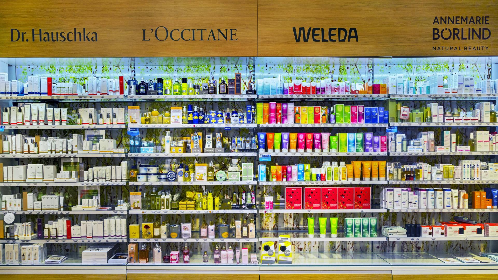 Regal mit Naturkosmetik