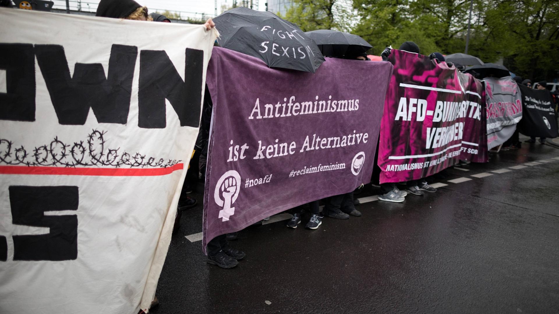 Demonstration mit Protestschildern auf der Straße