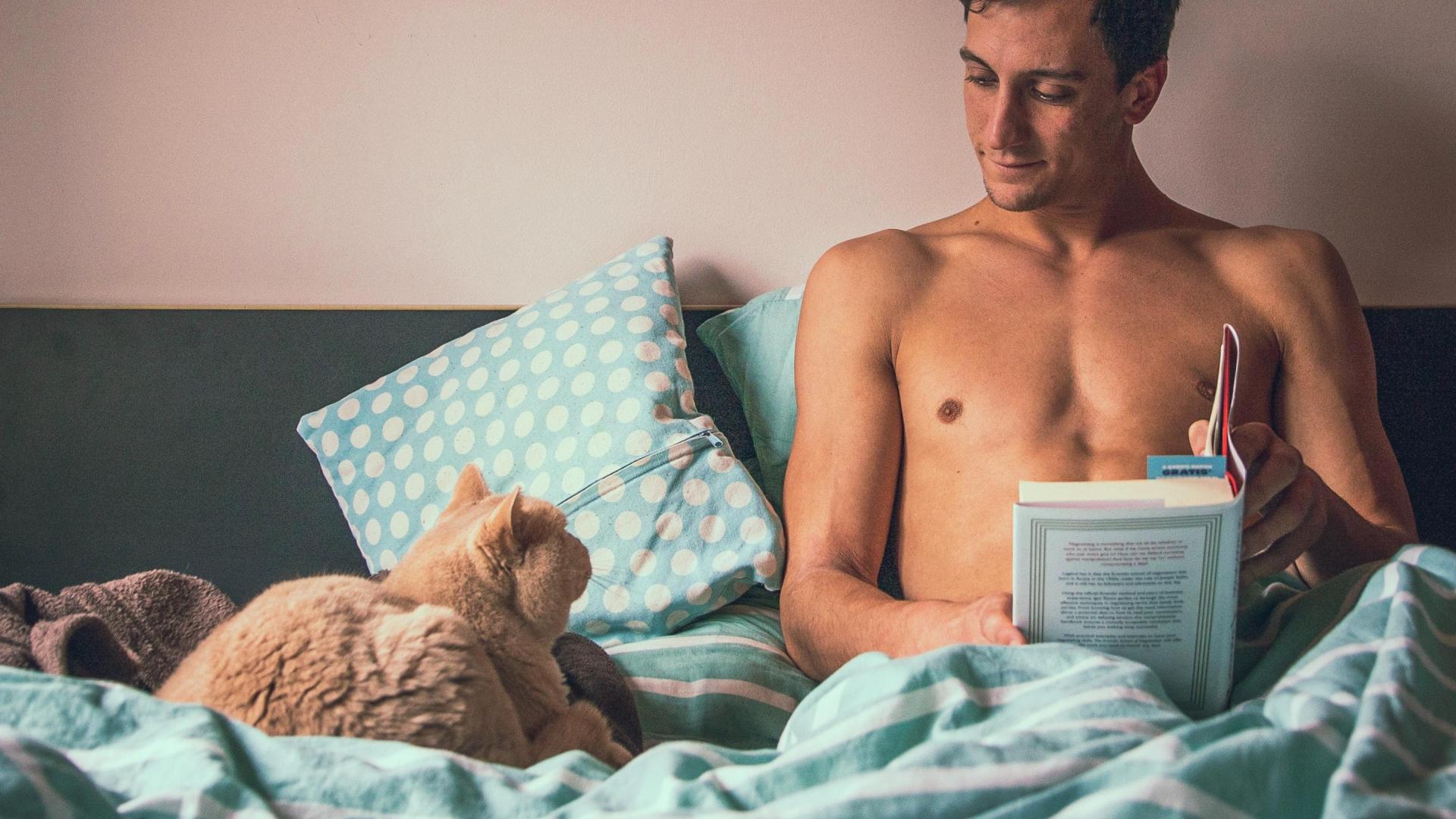 Mann & Katze in Bett
