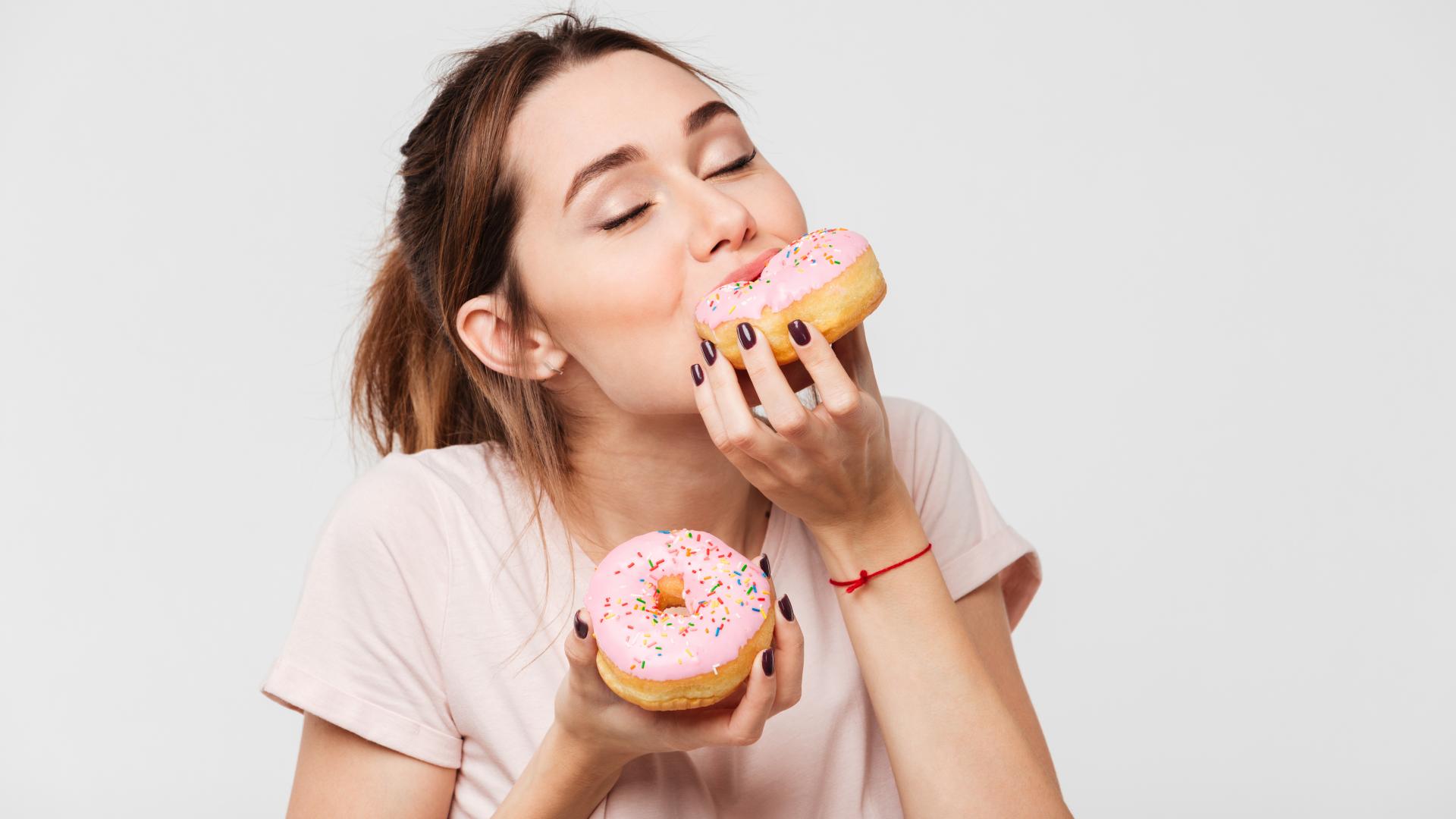 Frau isst Donuts