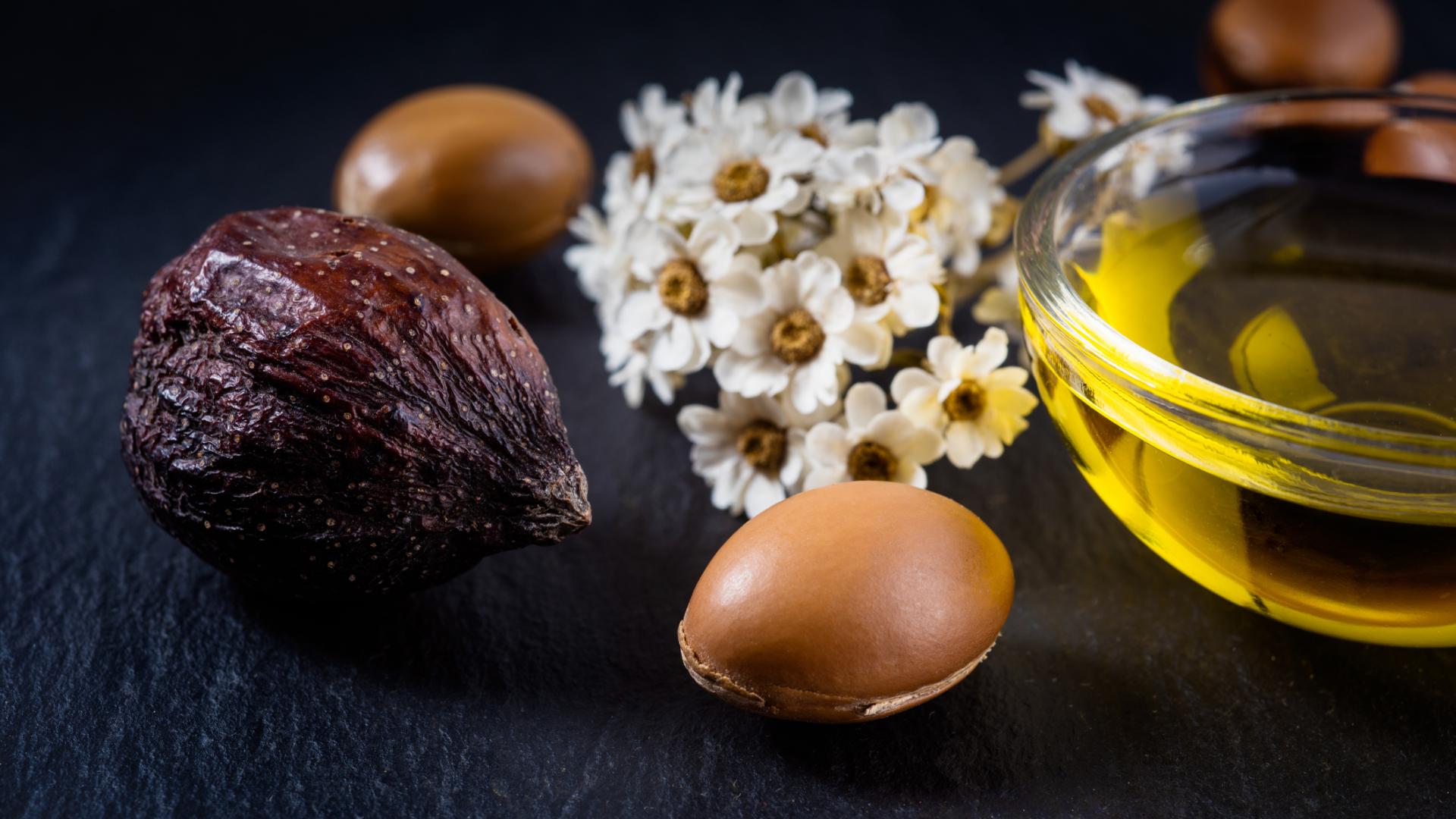 tabletop shot von organischen Früchten und Nuss mit Arganöl