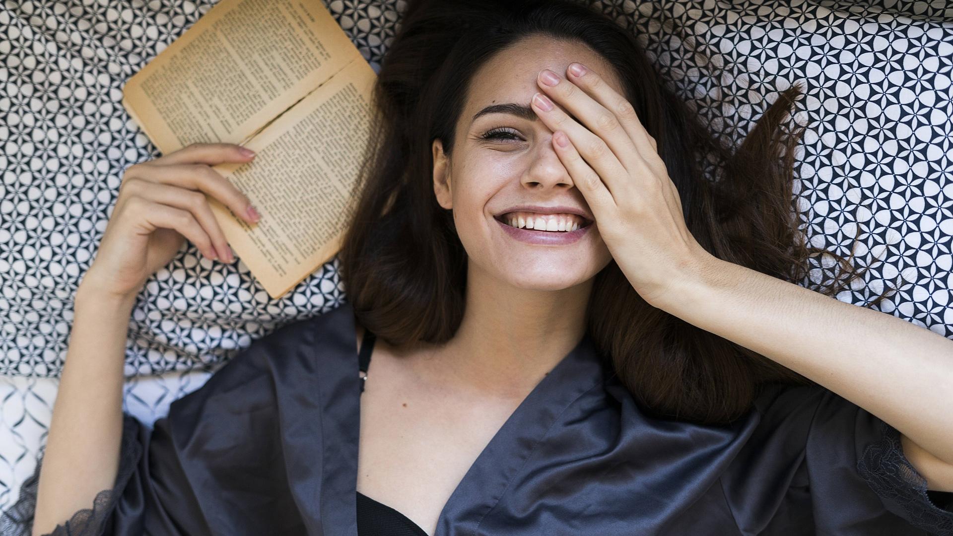 Frau Lesen Buch Bett Schlafen Lachen