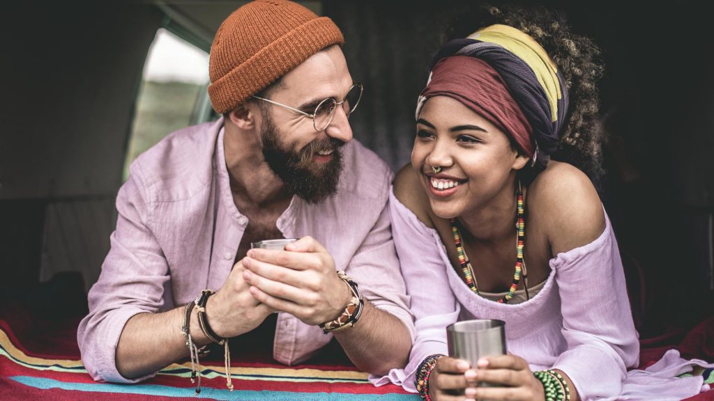 Zweites Date Pärchen Paar Date Lachen Hippie Freunde