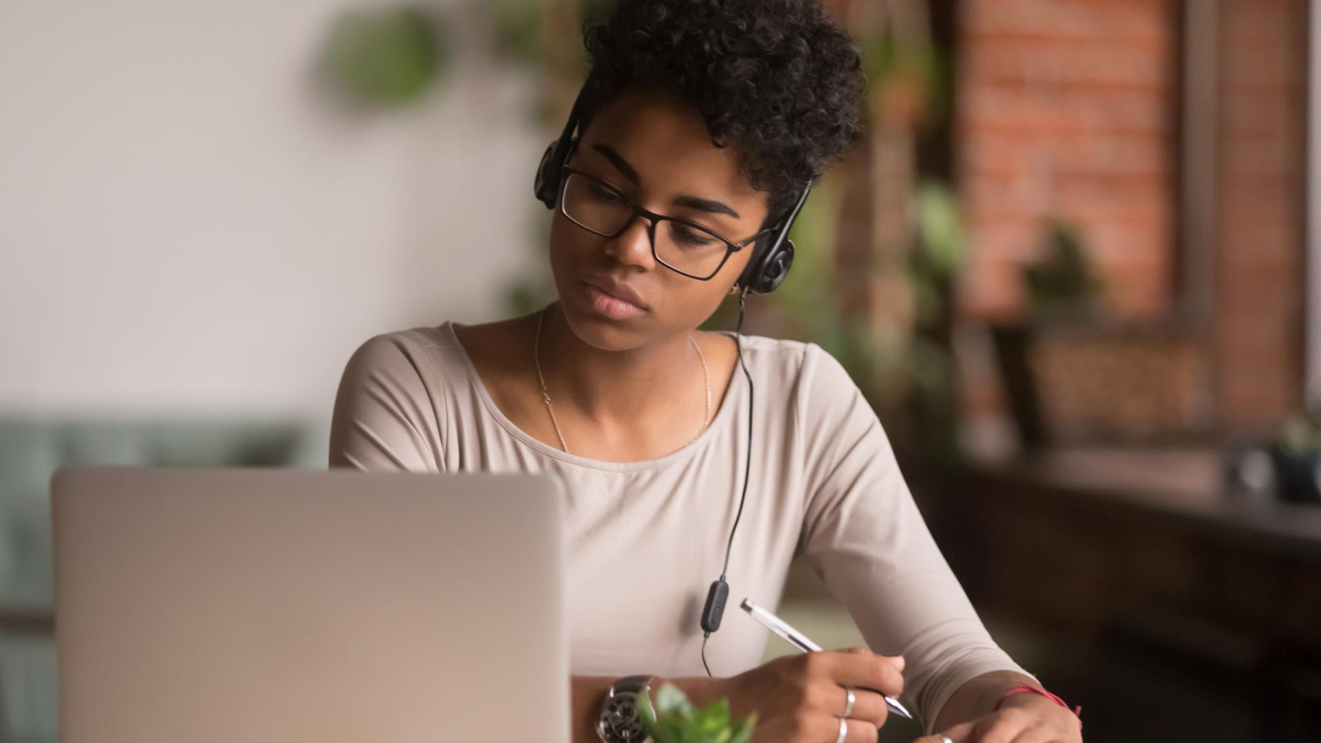 Lernen laptop frau schülerin studentin