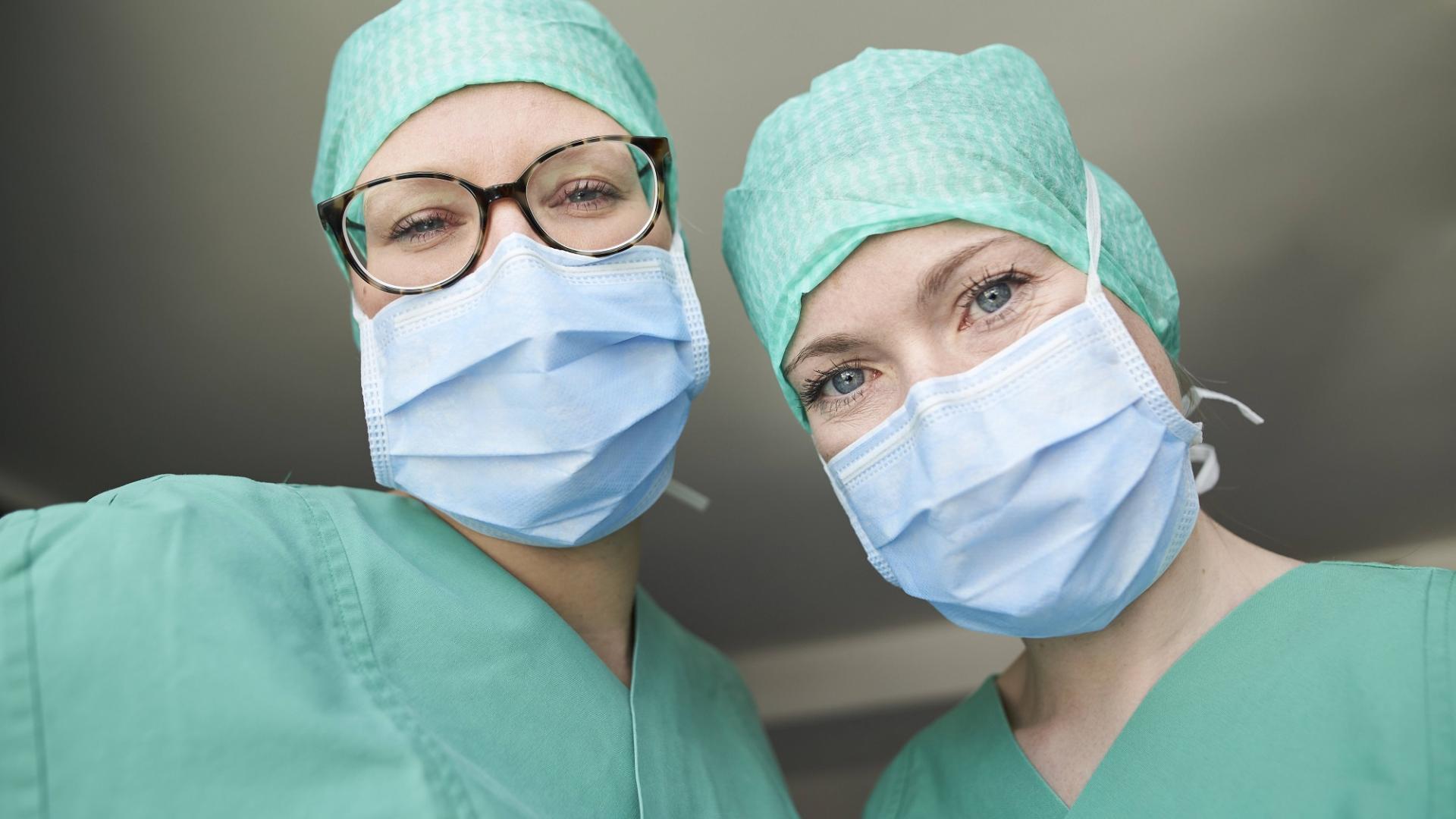 Mundschutz und Brille Ärztinnen