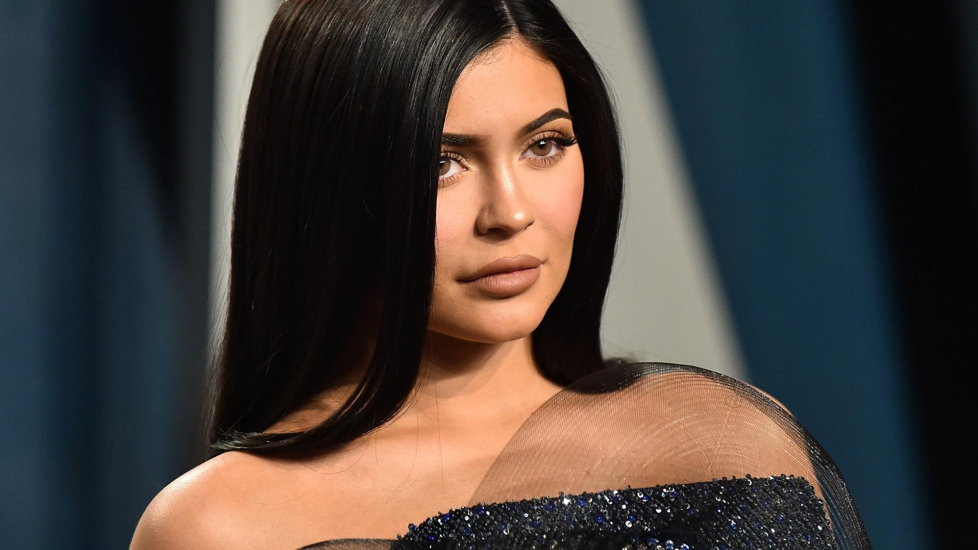 schwarzhaarige Kylie Jenner in Abendkleid bei der Vanity Fair Aftershowparty
