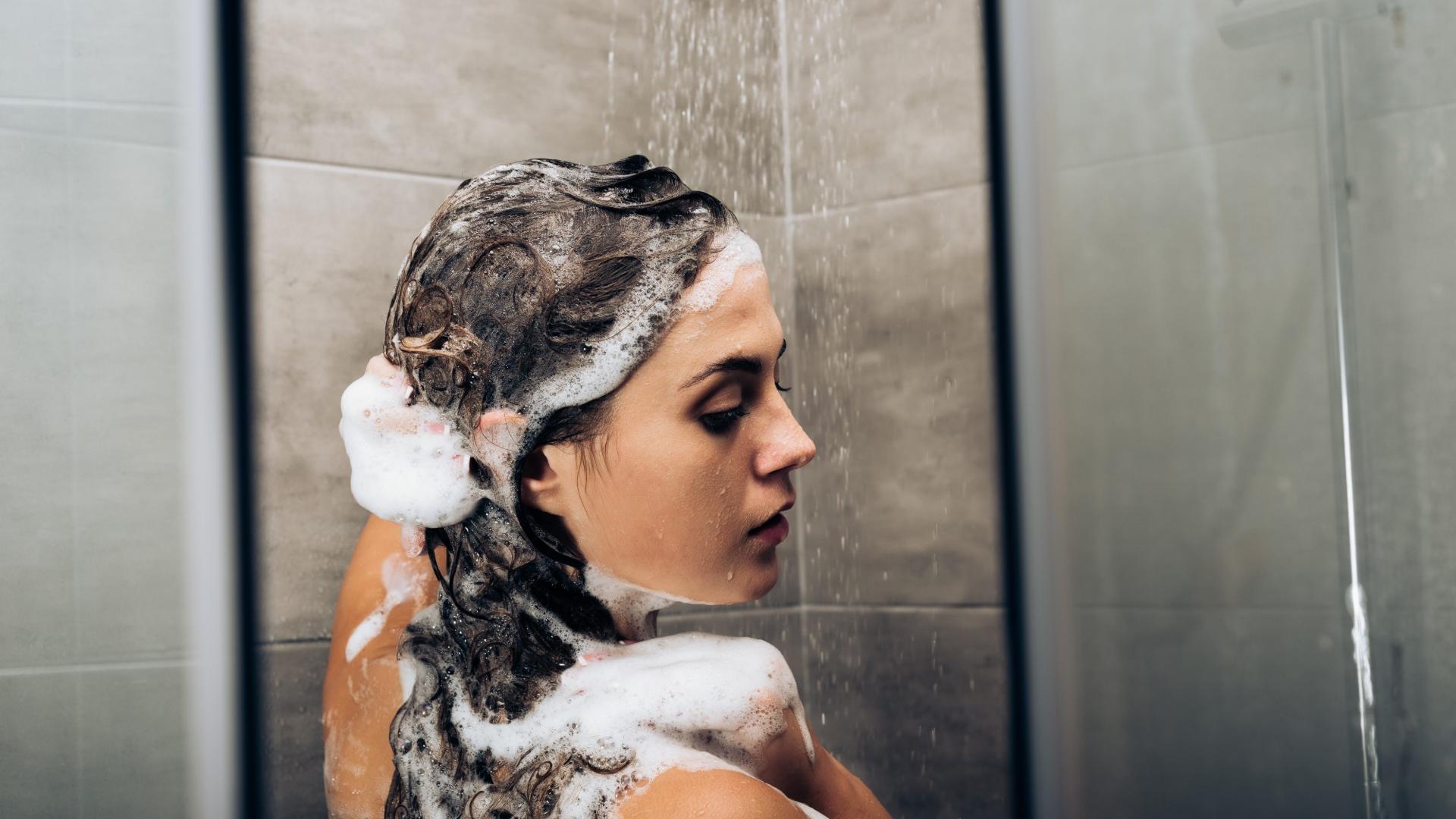 Fest oder flüssig: Die Auswahl an Shampoos ist groß. „Stiftung Warentest“ hat 18 Produkte jetzt getestet.