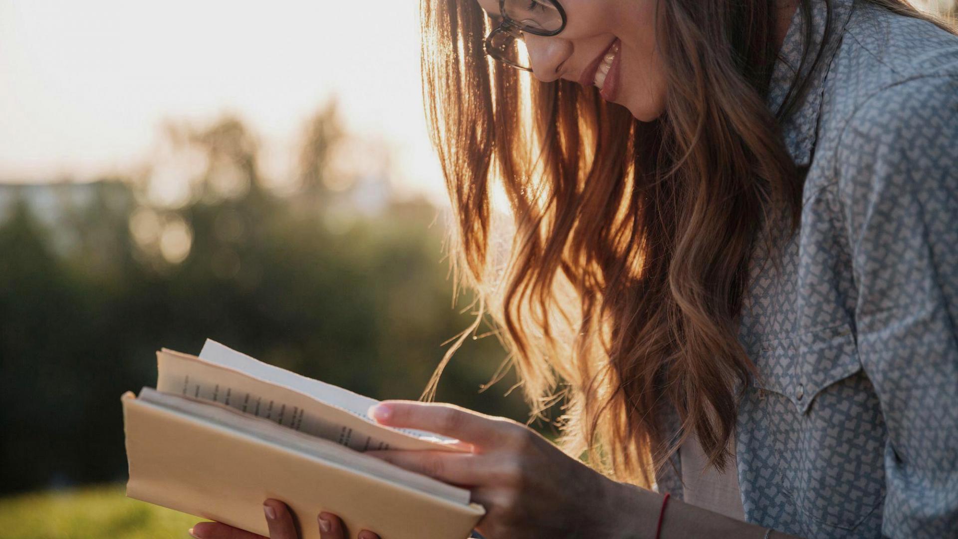 Frau Lesen Draußen Buch