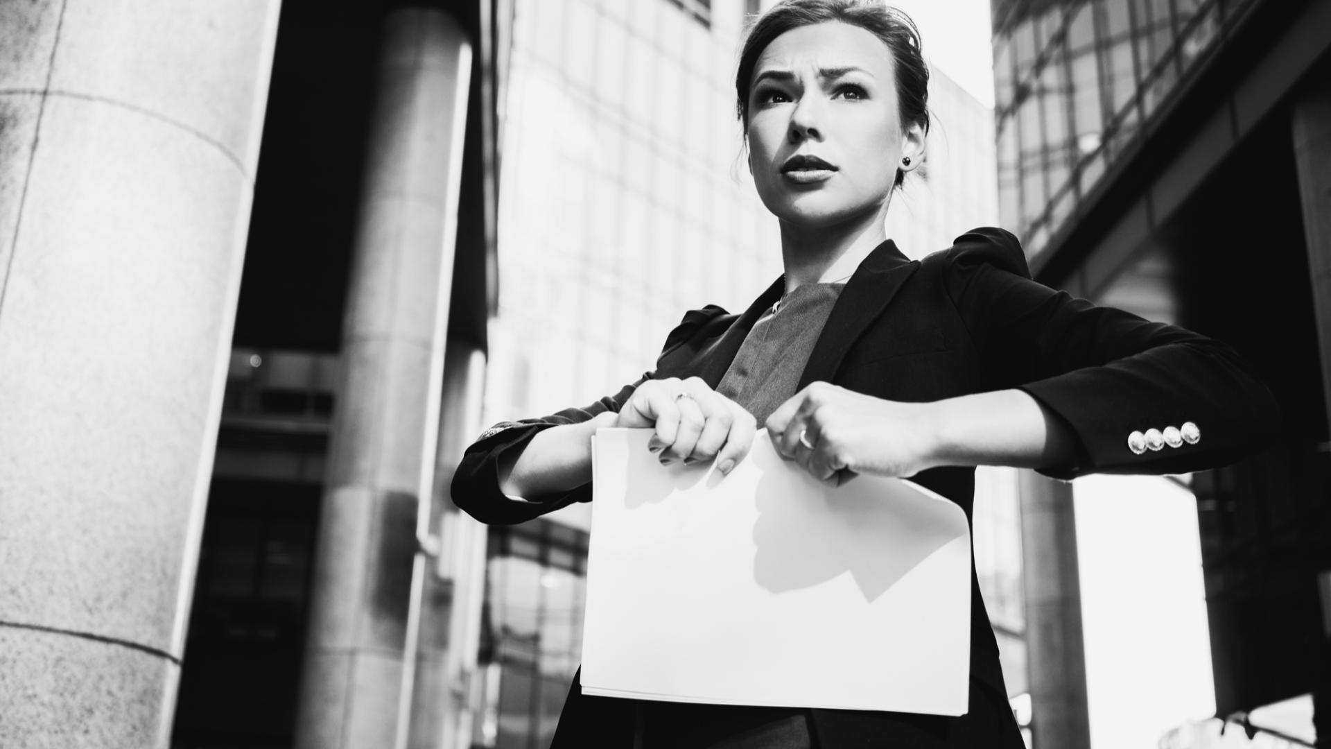 frau business klamotten zerreißt papier