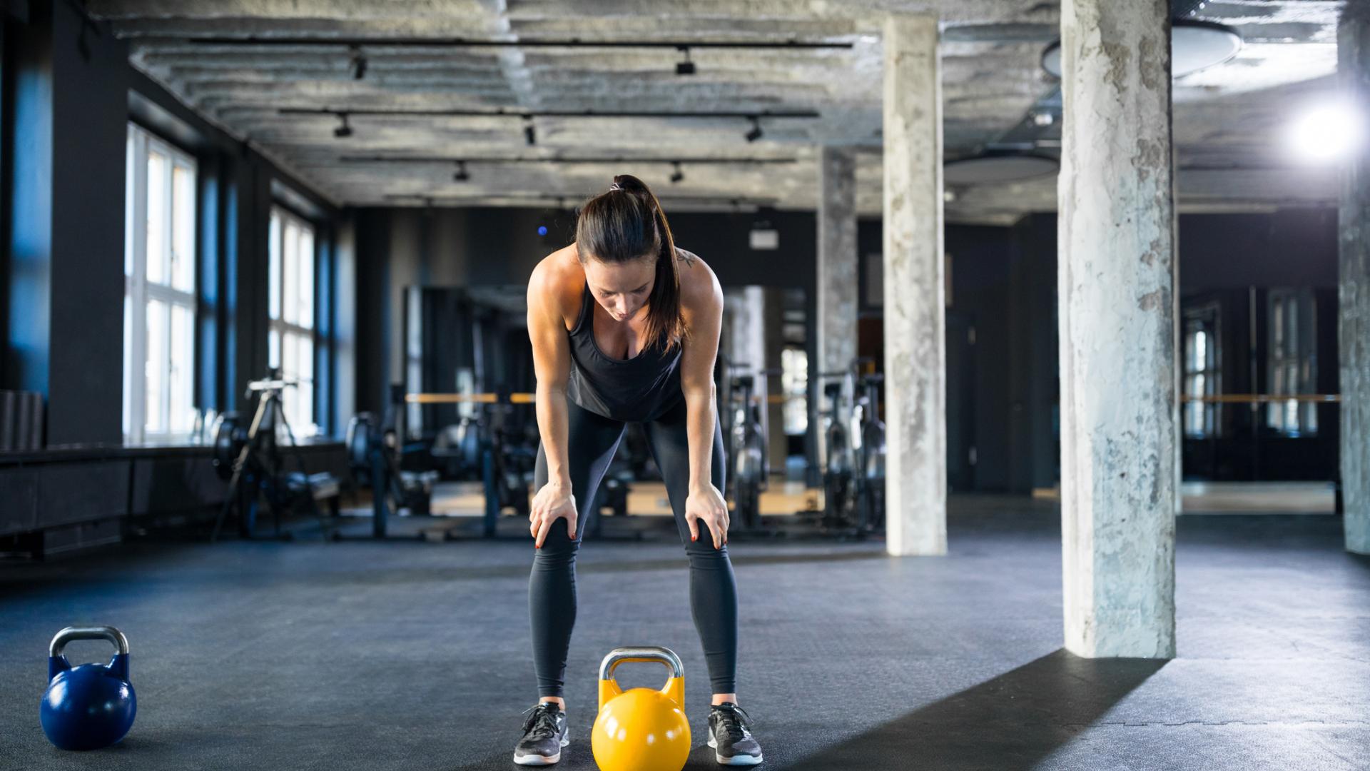 muskeln training sport kettleball fitness frau