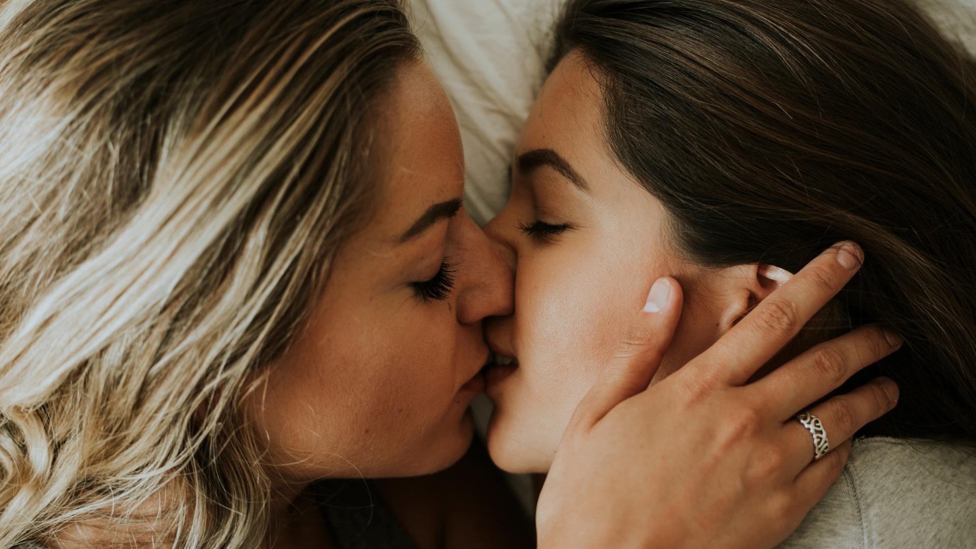 Lesbisches Paar küssend