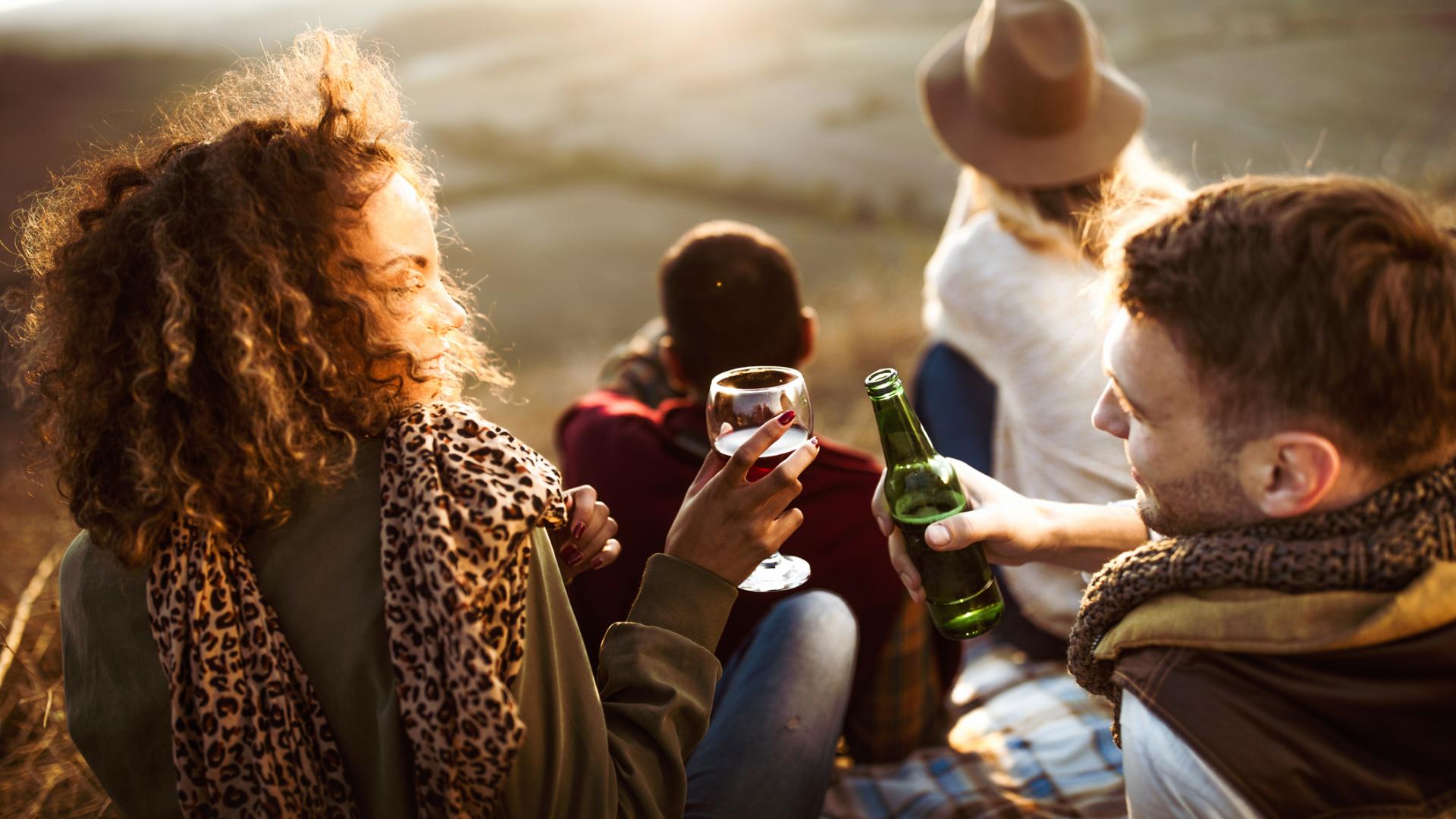 Gruppe trinkt zusammen Alkohol