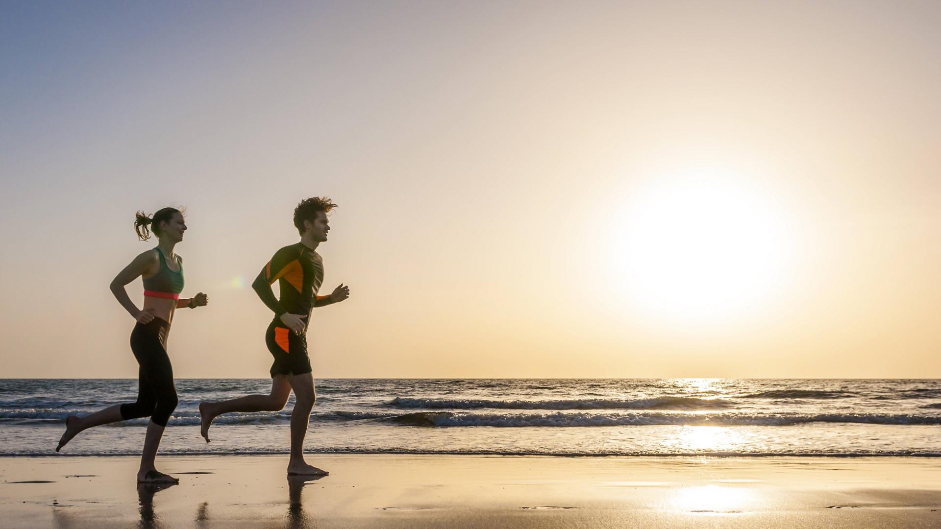 Paar. Joggen, Sport, Sonnenuntergang, Meer, Strand, Liebe, Urlaub