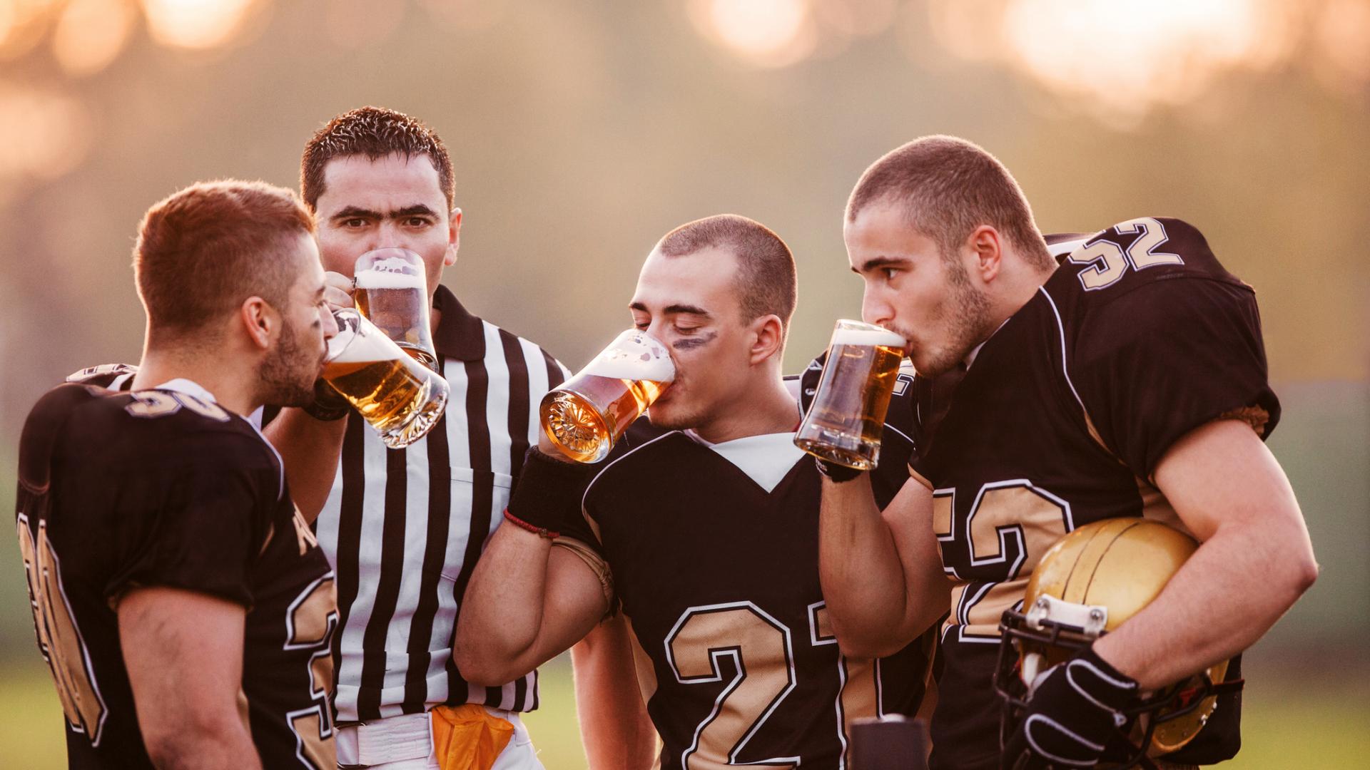 American Football Spieler trinken Bier