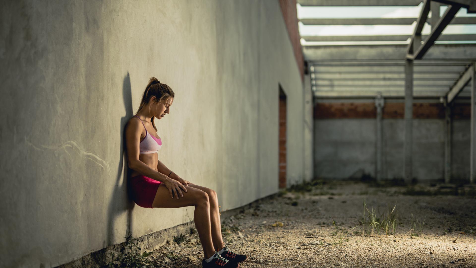 Wandsitzen Sportlerin Übung Training Fitness