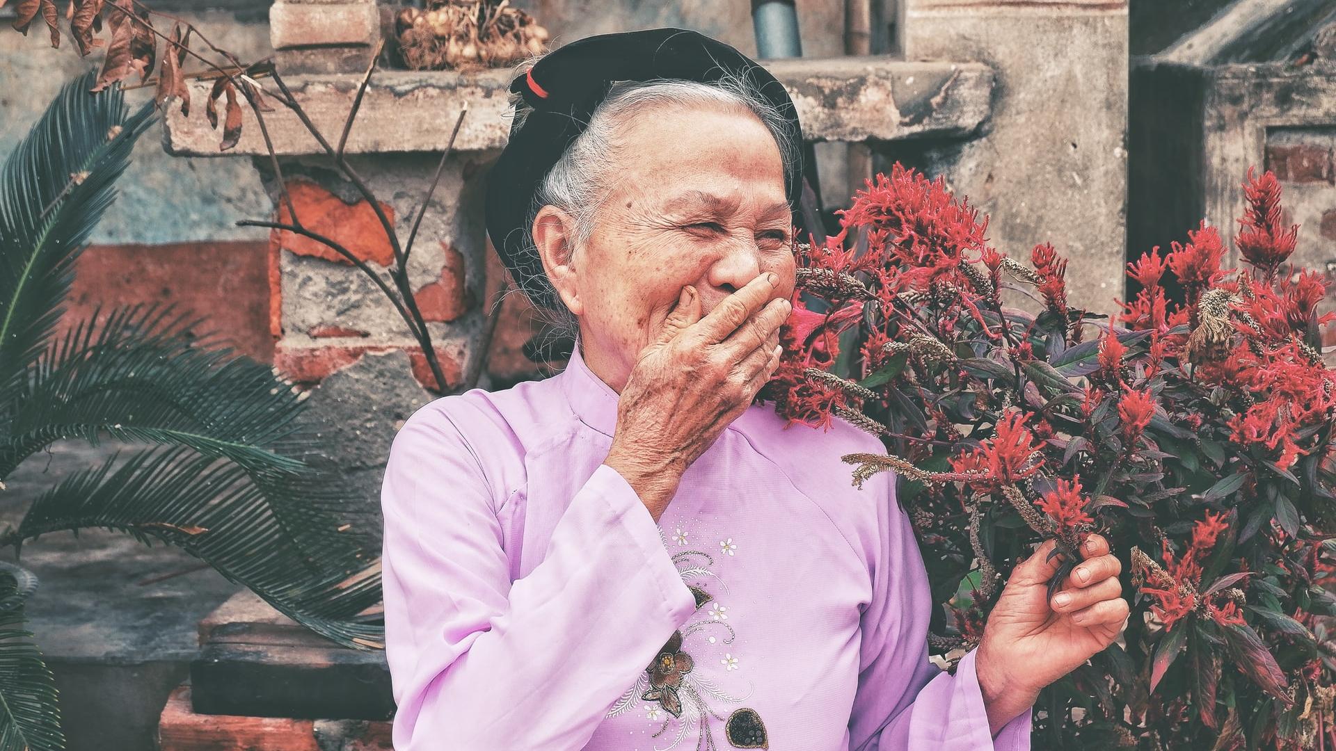 alte Frau aus Vietnam lacht