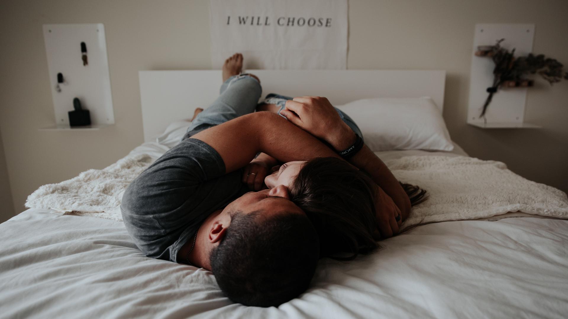 kuscheln Paar im Bett Liebe Zuneigung Umarmung glücklich Beziehung