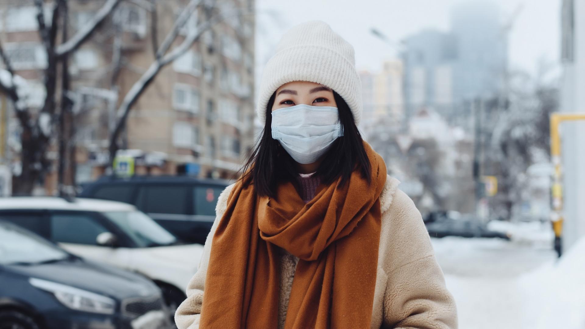 frau draußen winter schnee haare maske vitamine