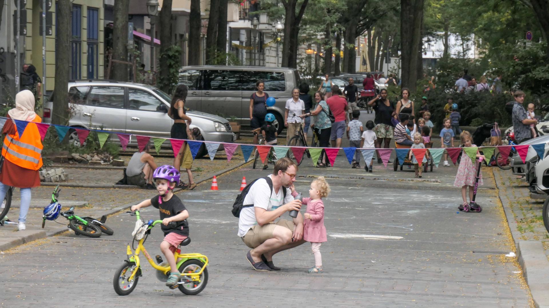 autofreie Spielstrasse Grimmstrasse in Kreuzberg, Berlin Mittwochs autofreie Spielstrasse Grimmstrasse in Berlin Kreuzbe