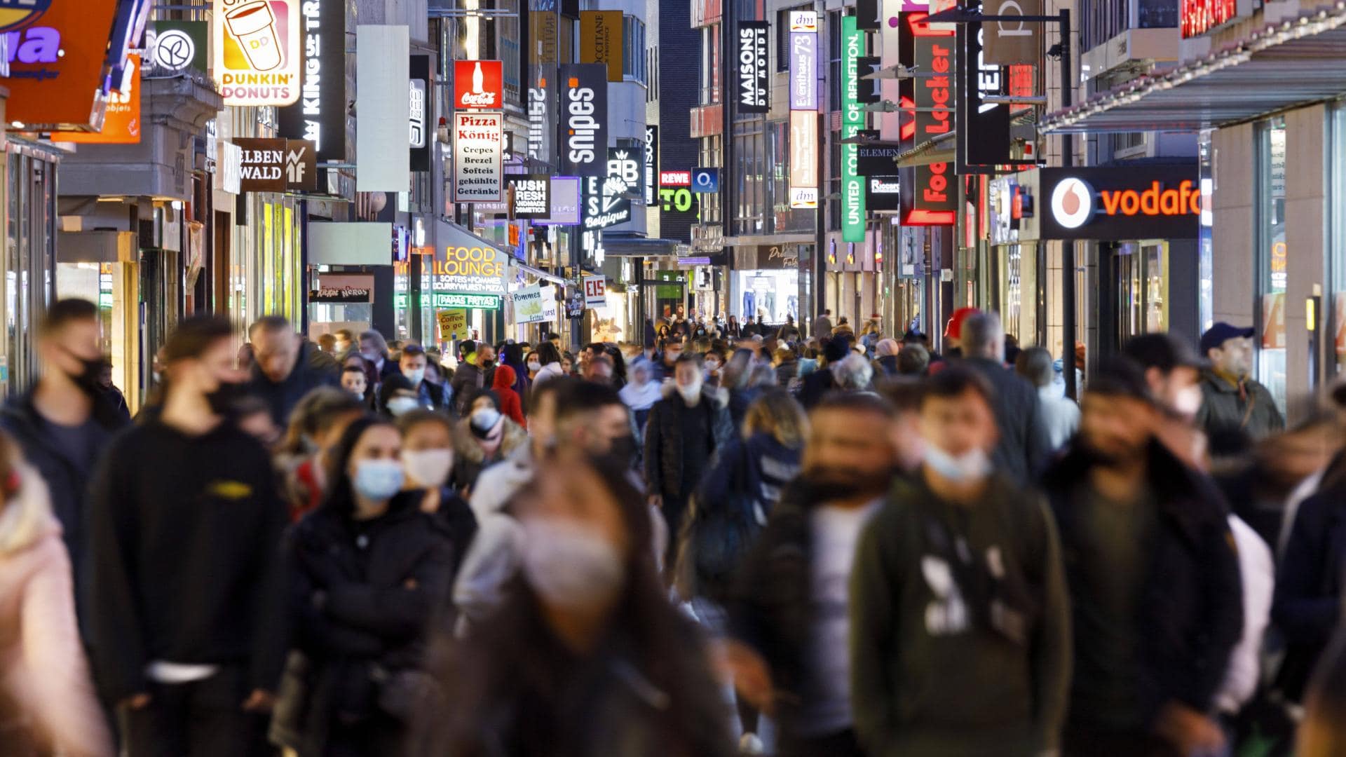 corona köln stadt menschen masken risiko