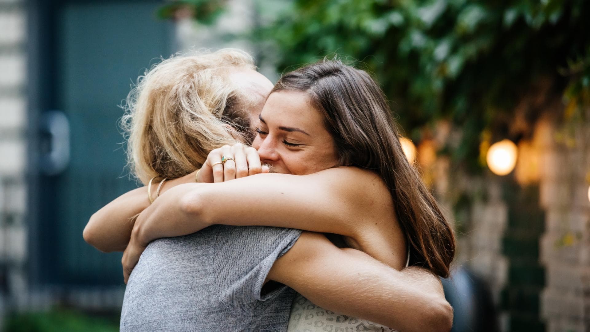 Kuscheln mit FreundIn, Freundinnen, umarmen