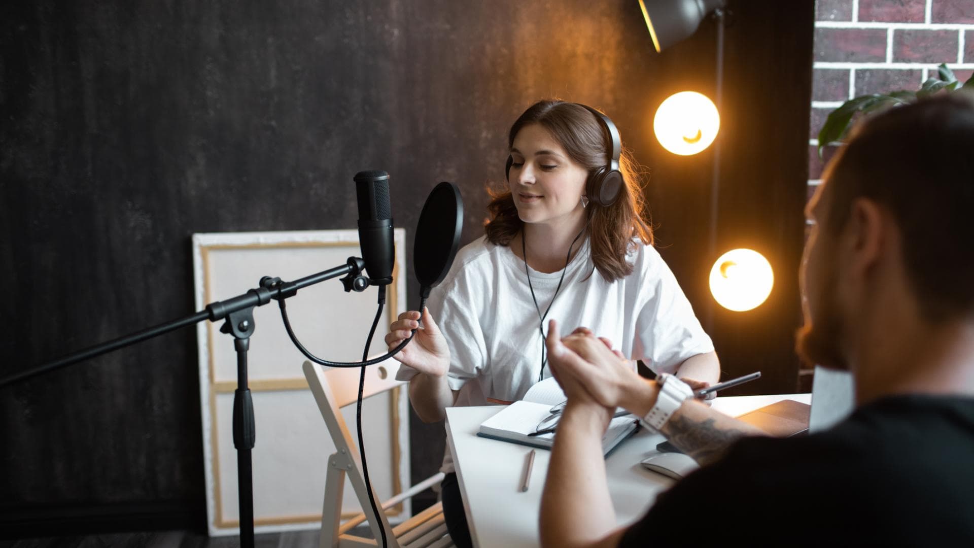 junge Frau podcast mikrofon