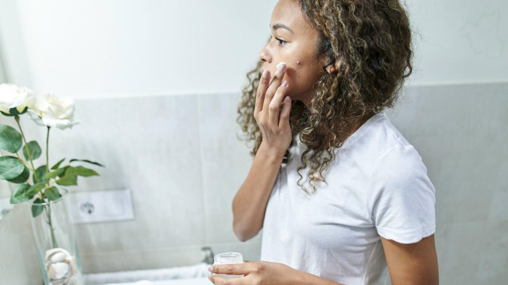 frau creme badezimmer schwarz locken make up pickel richtig ausdrücken