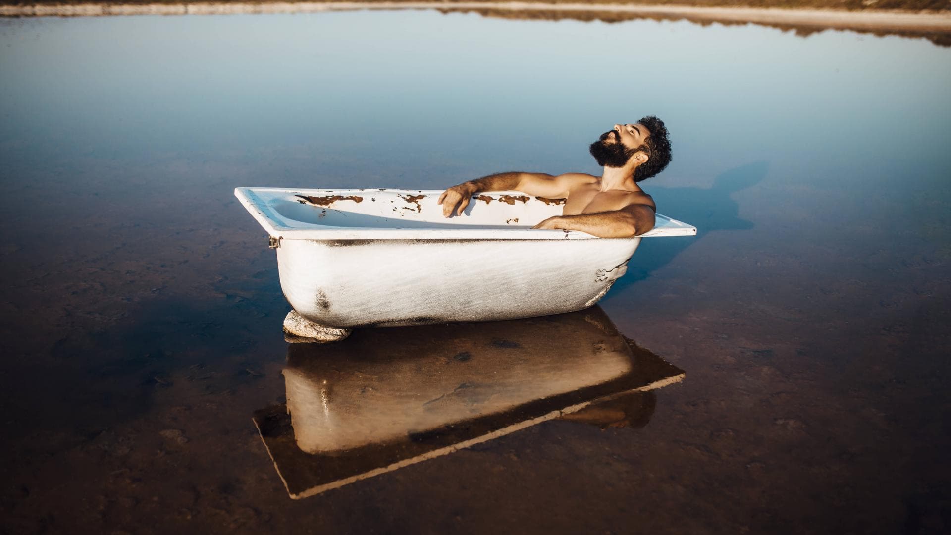 mann see badewanne baden entspannen natur draußen kunst art