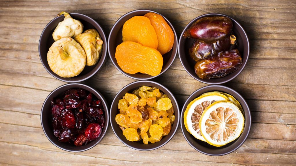 Various dried fruits in small bowls top view alternativen zu süßigkeiten