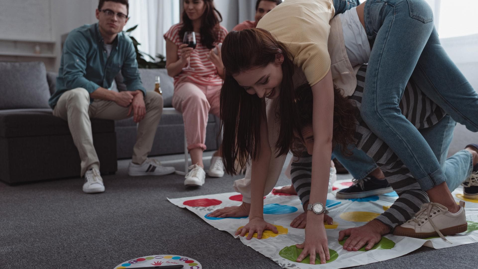 twister junge menschen spieleabend partyspiele für erwachsene