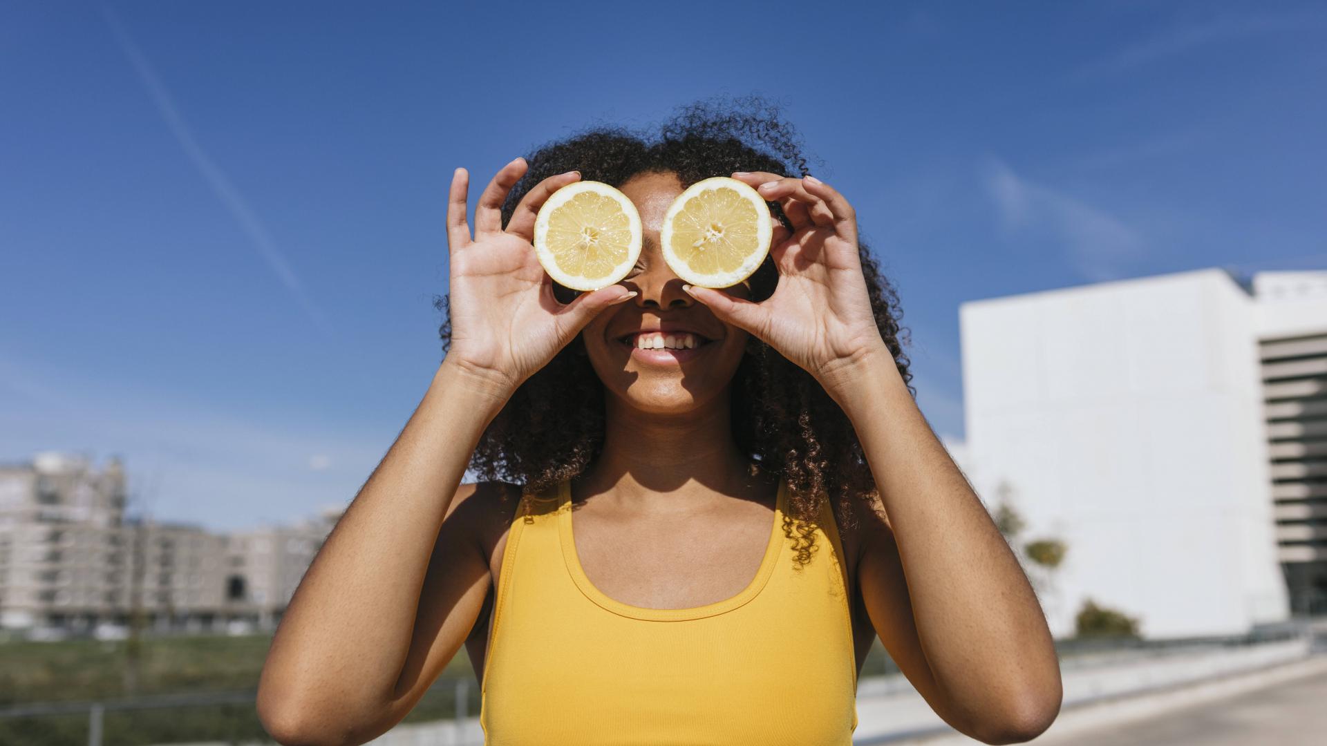 frau gelbes top zitrone blauer himmel symptome von vitaminmangel