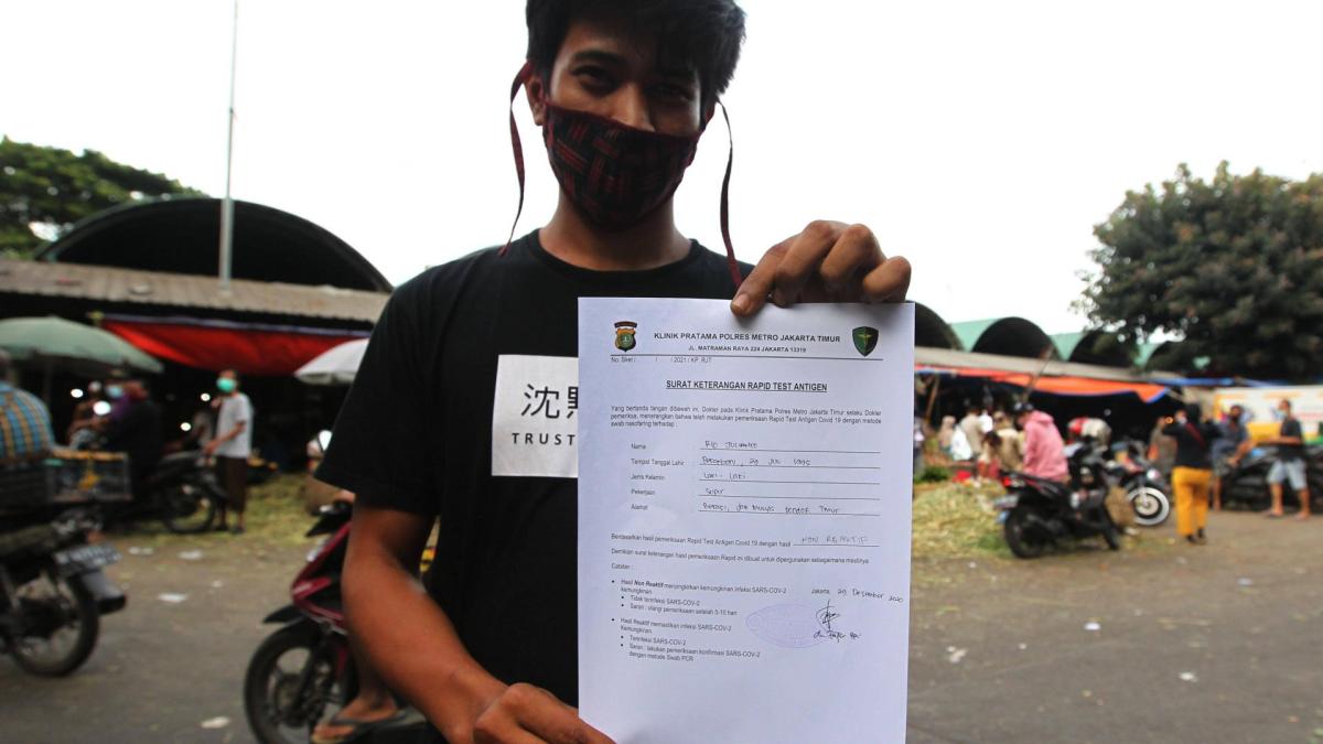 December 4, 2020, Jakarta, Jakarta, Indonesia: Traders and truck drivers at the Kramat Jati Main Market, do a rapid anti maske