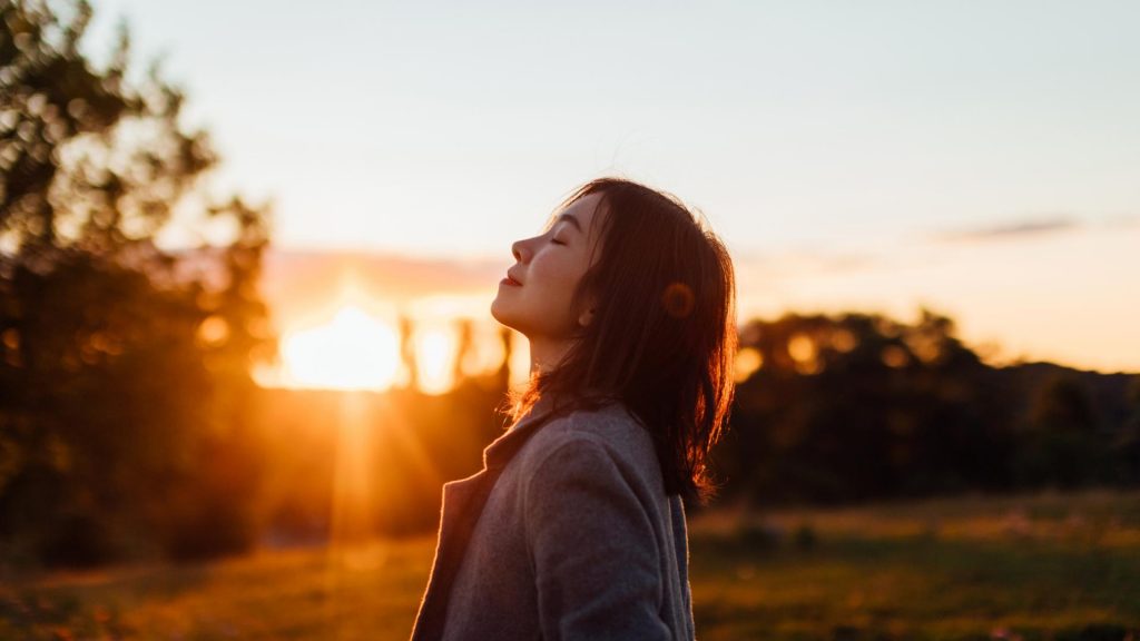 Hoffnung, Hilfe, Frau, Sonnenuntergang, Vitamin D im Winter
