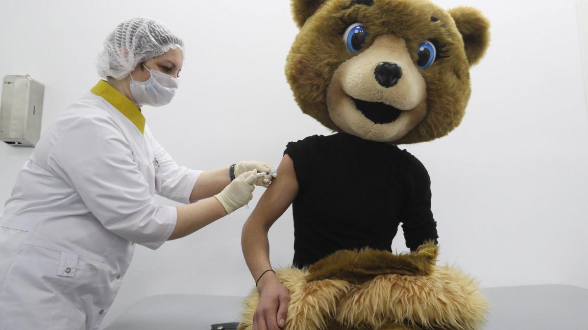Moskau, Ärztin Karneval Corona Impfung Teddybär Kostüm