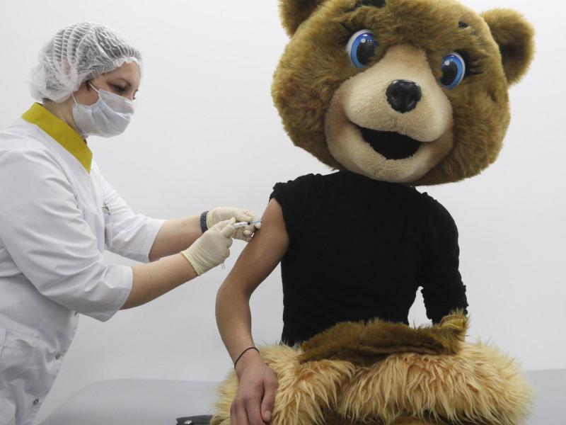 Moskau, Ärztin Karneval Corona Impfung Teddybär Kostüm