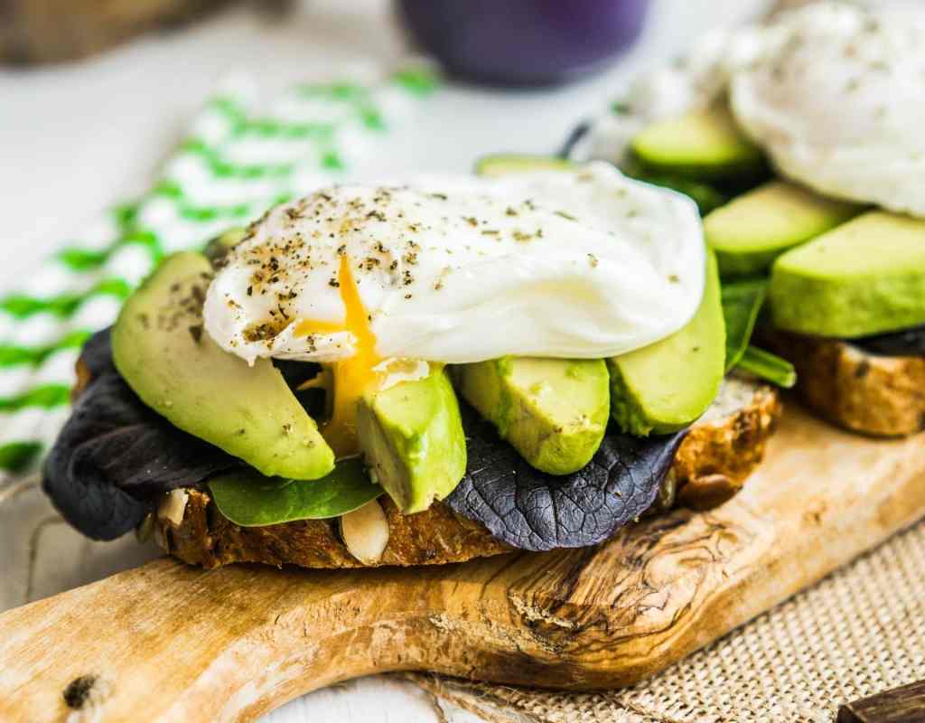 avocado brot ei brett frühstück lebensmittel vitamin d