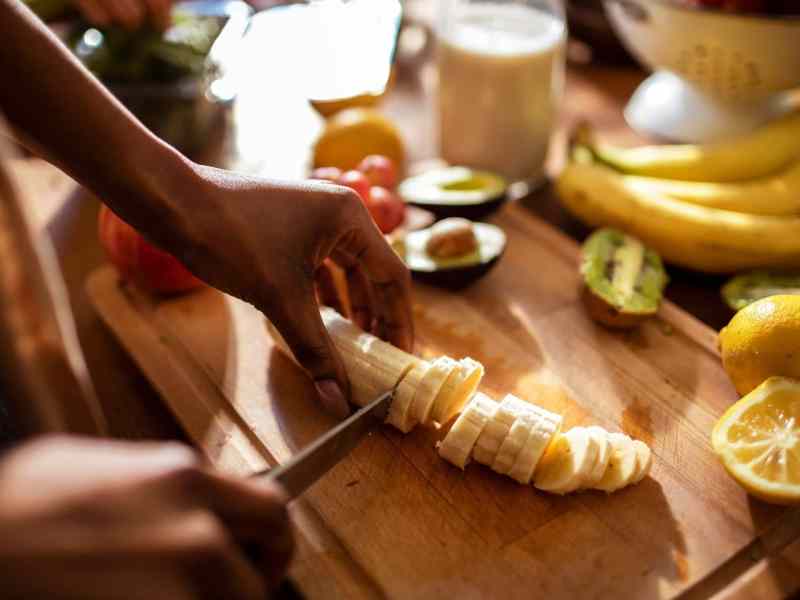 Banane essen bananenschale hand lecker rezept zubereiten küche