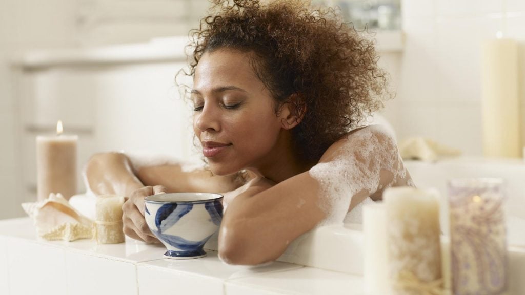 frau afro locken kaffee badewanne kerzen