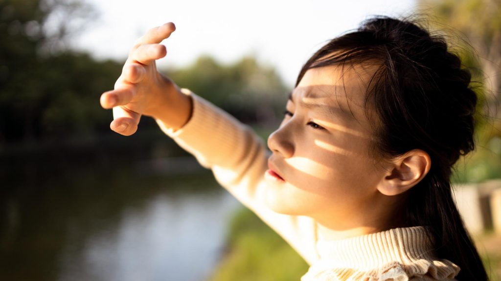 frau asiatisch sonne hand sonnenallergie