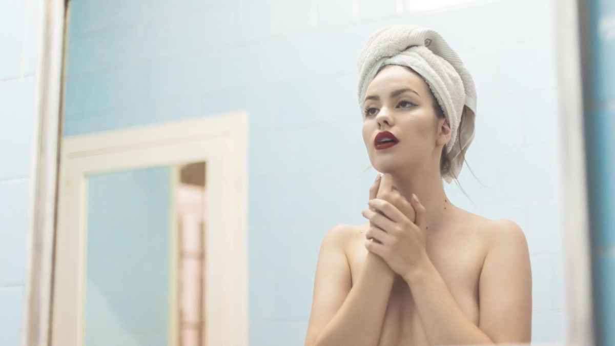 frau oben ohne brüste titten badezimmer makeup spiegel