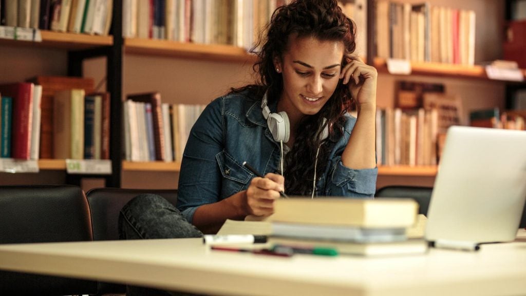 girl frau lernen bibliothek laptop bücher kopfhörer