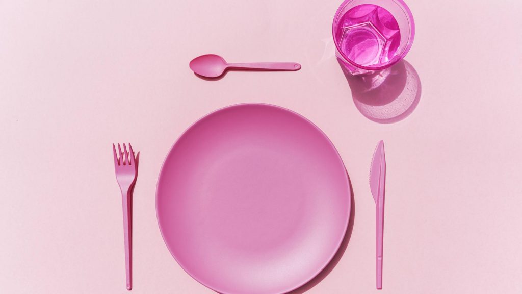 glas teller löffel gebel messer besteck pink hunger essen lecker fasten diät