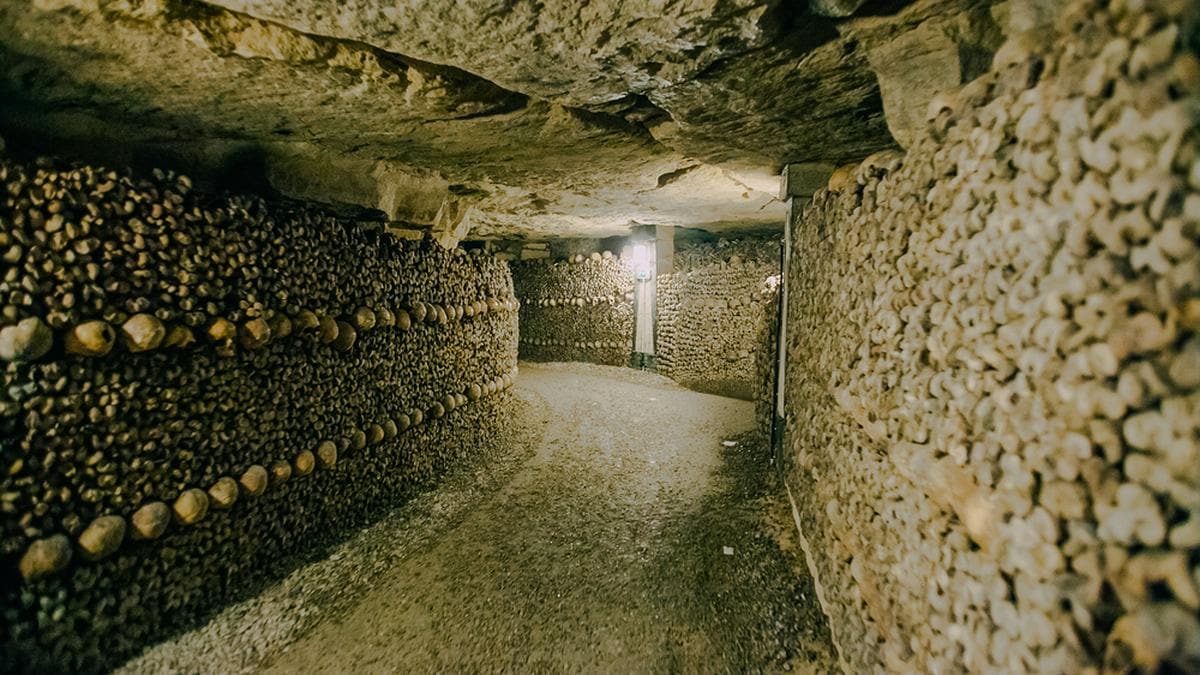 In den Katakomben von Paris lagern die sterblichen Überreste von Millionen von Menschen.. © Kelli Hayden / Shutterstock.com
