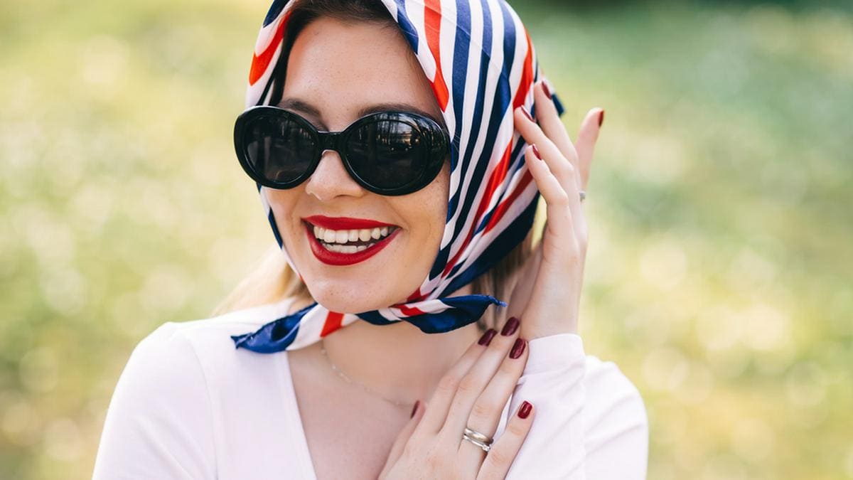 Kopftücher sind sowohl stylisch als auch praktisch.. © Kyryk Ivan/Shutterstock.com