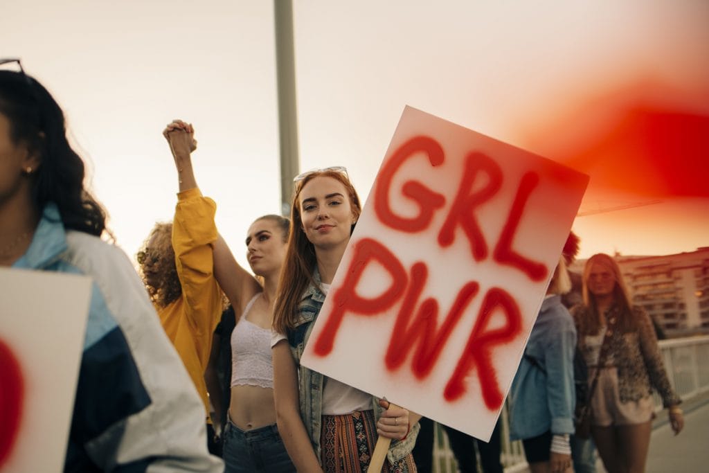 equal pay day girl power demonstration schild