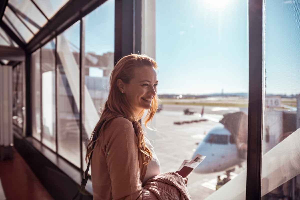 Urlaub alleine Reise Flugzeug Frau