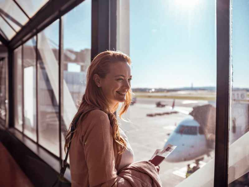 Urlaub alleine Reise Flugzeug Frau