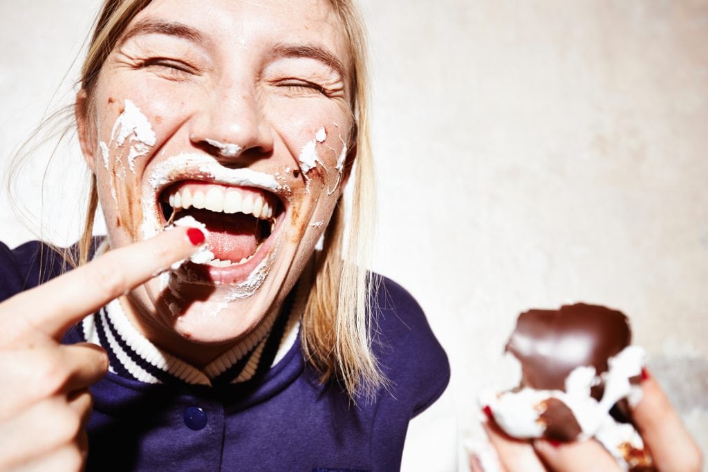 frau essen lecker süß snack blond party spaß schoko lachen schokokuss ungesund